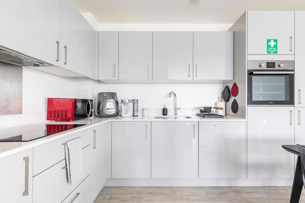 Stylish & Comfortable Top-Floor Flat In Harrow London Eksteriør billede