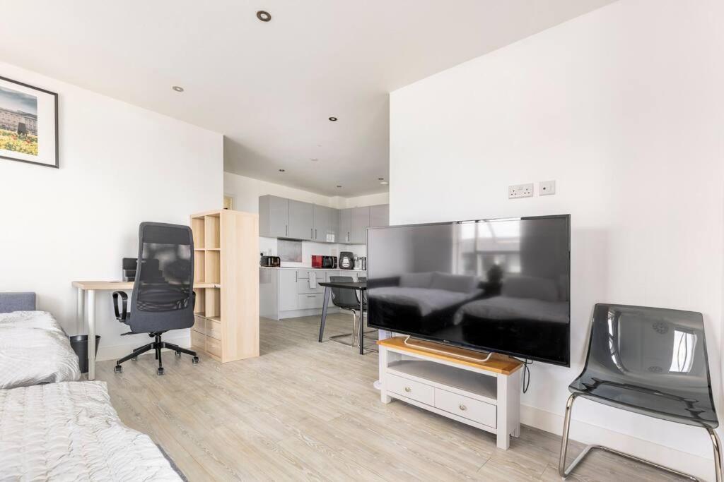 Stylish & Comfortable Top-Floor Flat In Harrow London Eksteriør billede