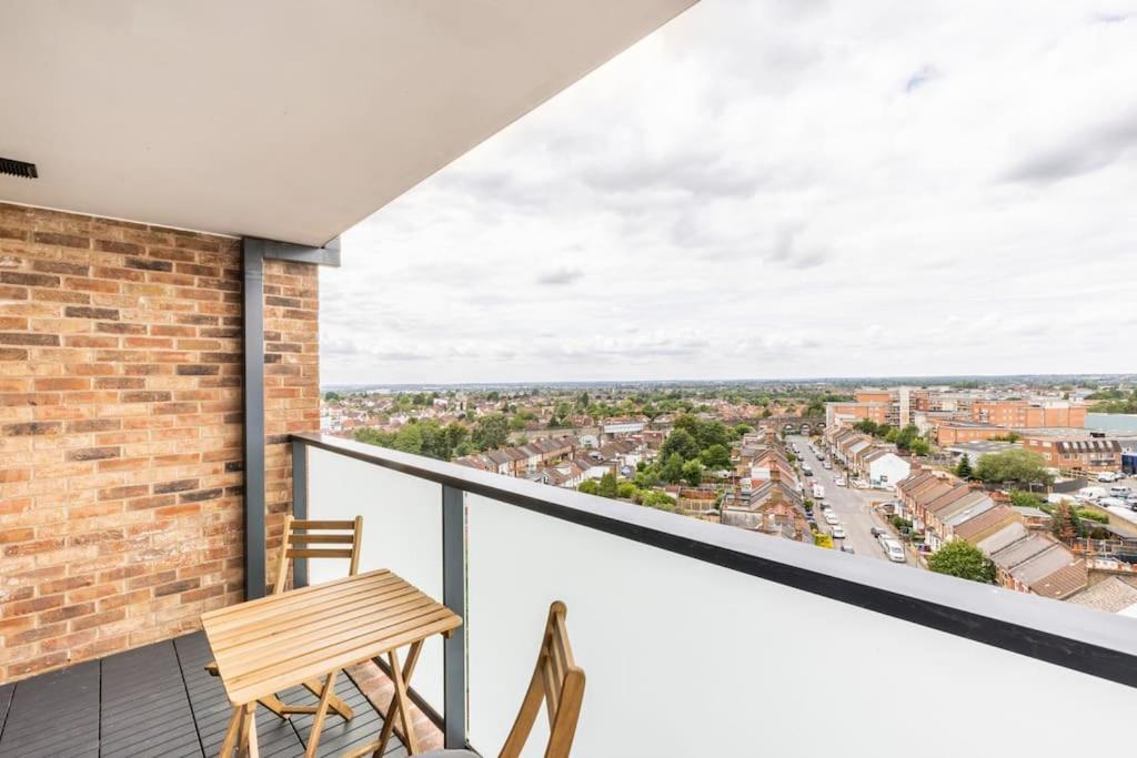 Stylish & Comfortable Top-Floor Flat In Harrow London Eksteriør billede