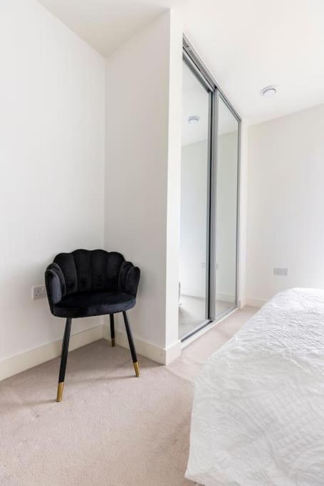Stylish & Comfortable Top-Floor Flat In Harrow London Eksteriør billede
