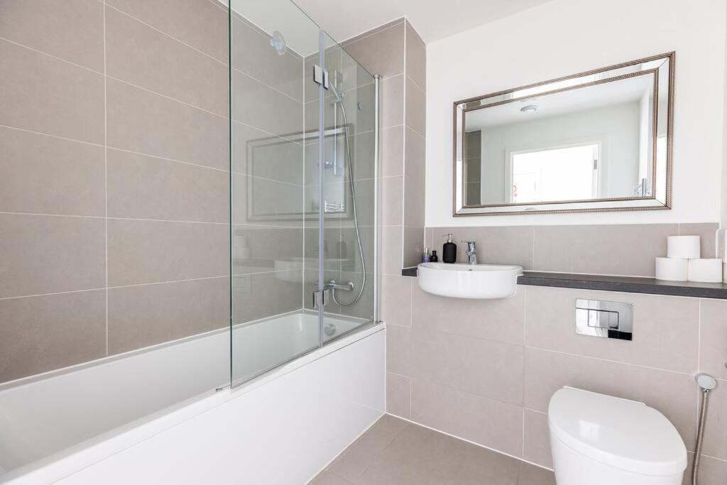 Stylish & Comfortable Top-Floor Flat In Harrow London Eksteriør billede