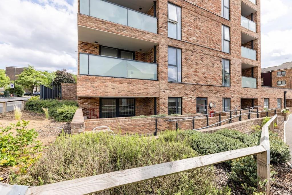 Stylish & Comfortable Top-Floor Flat In Harrow London Eksteriør billede